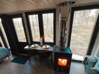 Lapland Riverside, Landscape Cabin 8, KUUKKELI, Ylläs, Tiny Home with Sauna, Fireplace, Terrace, BBQ, Wifi, Ski, Fishing, Pets OKの見取り図または間取り図
