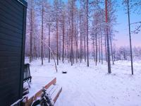 冬のLapland Riverside, Landscape Cabin 8, KUUKKELI, Ylläs, Tiny Home with Sauna, Fireplace, Terrace, BBQ, Wifi, Ski, Fishing, Pets OKの様子