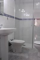 A bathroom at Renovado y muy cerca del centro urbano