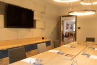 Holiday Inn Express Brussels - Airport by IHGにあるテレビまたはエンターテインメントセンター