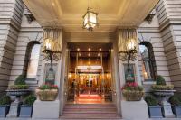 un vestíbulo de un hotel con dos macetas en The Hotel Windsor, en Melbourne