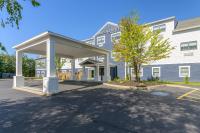 un gran edificio blanco con un pabellón delante en SpringHill Suites by Marriott Freeport Brunswick, en Freeport