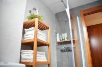 Koupelna v ubytování Serraneu studio con parking privado