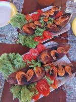 einen Teller mit Garnelen, Salat und Tomaten in der Unterkunft Pousada Alto do Tambá in São Francisco