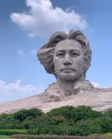 una estatua de una mujer sentada en la cima de una colina en Anya Hotel -Next to Jiefang West Bar Street 2 minutes to the subway station free coffee free laundry free gym, huge windows, en Changsha
