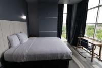 ein Schlafzimmer mit einem Bett und einem großen Fenster in der Unterkunft Days Inn &amp; Suites by Wyndham Milwaukee in Milwaukee