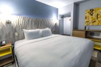 Ein Bett oder Betten in einem Zimmer der Unterkunft Days Inn &amp; Suites by Wyndham Milwaukee
