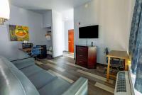 TV&#47;Unterhaltungsangebot in der Unterkunft Days Inn &amp; Suites by Wyndham Milwaukee