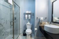 Ein Badezimmer in der Unterkunft Days Inn &amp; Suites by Wyndham Milwaukee
