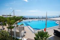 Bazén v ubytovaní Orizontes Hotel Santorini alebo v jeho blízkosti