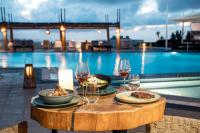 Bazén v ubytovaní Orizontes Hotel Santorini alebo v jeho blízkosti