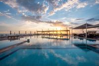 Bazén v ubytovaní Orizontes Hotel Santorini alebo v jeho blízkosti