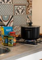 A kitchen or kitchenette at La Via del Mare