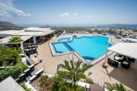 Bazén v ubytovaní Orizontes Hotel Santorini alebo v jeho blízkosti