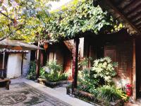 Big Tree Guesthouse - Naxi old styleにある庭