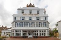 un edificio blanco con un cartel que lee Royal Walk Hotel en The Royal Wells Hotel, Tunbridge Wells - The Coaching Inn Group, en Royal Tunbridge Wells