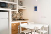 A kitchen or kitchenette at La Via del Mare