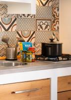 A kitchen or kitchenette at La Via del Mare