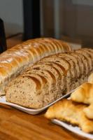 dos panes sentados en un plato sobre una mesa en HOTEL CITY, en Posadas
