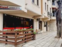 un magasin d'alimentation avec une personne à la vitrine dans l'établissement The place!, à Varna