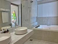 a bathroom with two sinks and a tub and a shower at Barra do Piuva Porto Hotel in Ilhabela