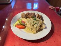 een bord met eten met vlees en groenten op een tafel bij Waldhotel Zöbischhaus in Bad Reiboldsgrün