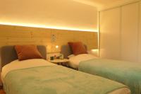 Łóżko lub łóżka w pokoju w obiekcie Appartement familial au bord de la Marne, jardin tropical , piscine, tennis, terrasse, parking gratuit proche Disneyland