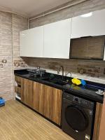 Kuchyň nebo kuchyňský kout v ubytování ENG01-Luxury Hotel-Style Apartment in Villa East of the Academy New Cairo