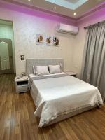Postel nebo postele na pokoji v ubytování ENG01-Luxury Hotel-Style Apartment in Villa East of the Academy New Cairo