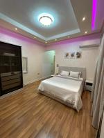 Postel nebo postele na pokoji v ubytování ENG01-Luxury Hotel-Style Apartment in Villa East of the Academy New Cairo