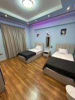 Postel nebo postele na pokoji v ubytování ENG01-Luxury Hotel-Style Apartment in Villa East of the Academy New Cairo