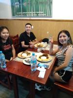 Un grupo de personas sentadas en una mesa comiendo comida en Viajeros Centro, en Machu Picchu