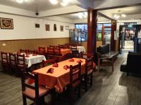 Un comedor con mesas y sillas en un restaurante. en Viajeros Centro, en Machu Picchu