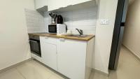 Kuchyň nebo kuchyňský kout v ubytování Flora Beachfront Finikoudes Larnaka
