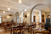 um restaurante com mesas e cadeiras em uma sala em Villa Turística de Priego em Priego de Córdoba