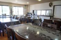 een eetkamer met tafels en stoelen en ramen bij lodge EDMONTON in Yuzawa