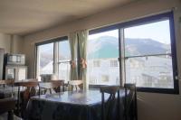 een eetkamer met een tafel en stoelen en een groot raam bij lodge EDMONTON in Yuzawa