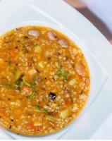 miskę jedzenia na białym talerzu w obiekcie Hotel Mrak w Lublanie