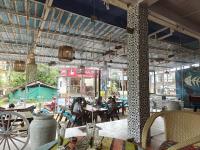 een restaurant met tafels en mensen aan tafel bij Amore Serenity Resort in Arambol