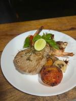 ホテルの敷地内または近くでの食事または食べ物
