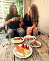 ホテルの敷地内または近くでの食事または食べ物