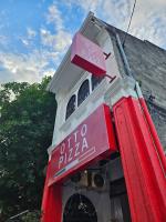 乔治市Victoria Pods的大楼前有红色标志的餐厅