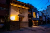 高山市にあるまち宿 壱龍 MACHIYADO ICHIRYUの通りに面した明るい窓のある建物