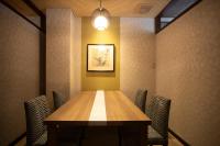 een conferentieruimte met een houten tafel en stoelen bij まち宿 壱龍 MACHIYADO ICHIRYU in Takayama