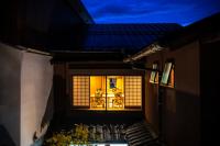 een uitzicht van de buitenkant van een huis 's nachts bij まち宿 壱龍 MACHIYADO ICHIRYU in Takayama