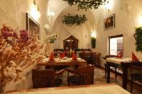 ルブリンにあるOd Kuchni - Apartamentyのテーブルと椅子(赤い円錐形のテーブル付)