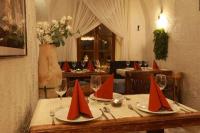 ルブリンにあるOd Kuchni - Apartamentyの赤い紙のナプキンが置かれたテーブル