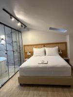 Posteľ alebo postele v izbe v ubytovaní Belle Athenes - Luxury Rooms at Monastiraki Railway Station