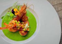 ルブリンにあるOd Kuchni - Apartamentyの緑色のソースがかかった料理の皿