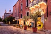 una calle vacía con sillas y mesas y un edificio en Ca&#39; Pisani Hotel, en Venecia